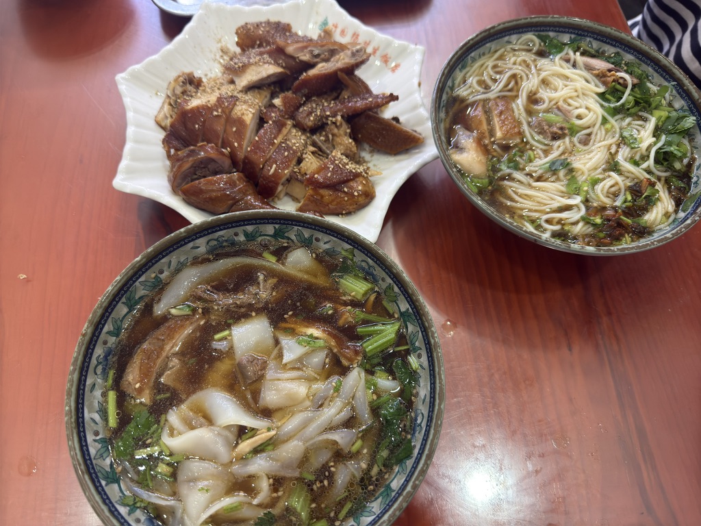 这次除了卤鸡米线、米皮外，我们还要了半只卤鸡，比弥勒市的便宜一些。