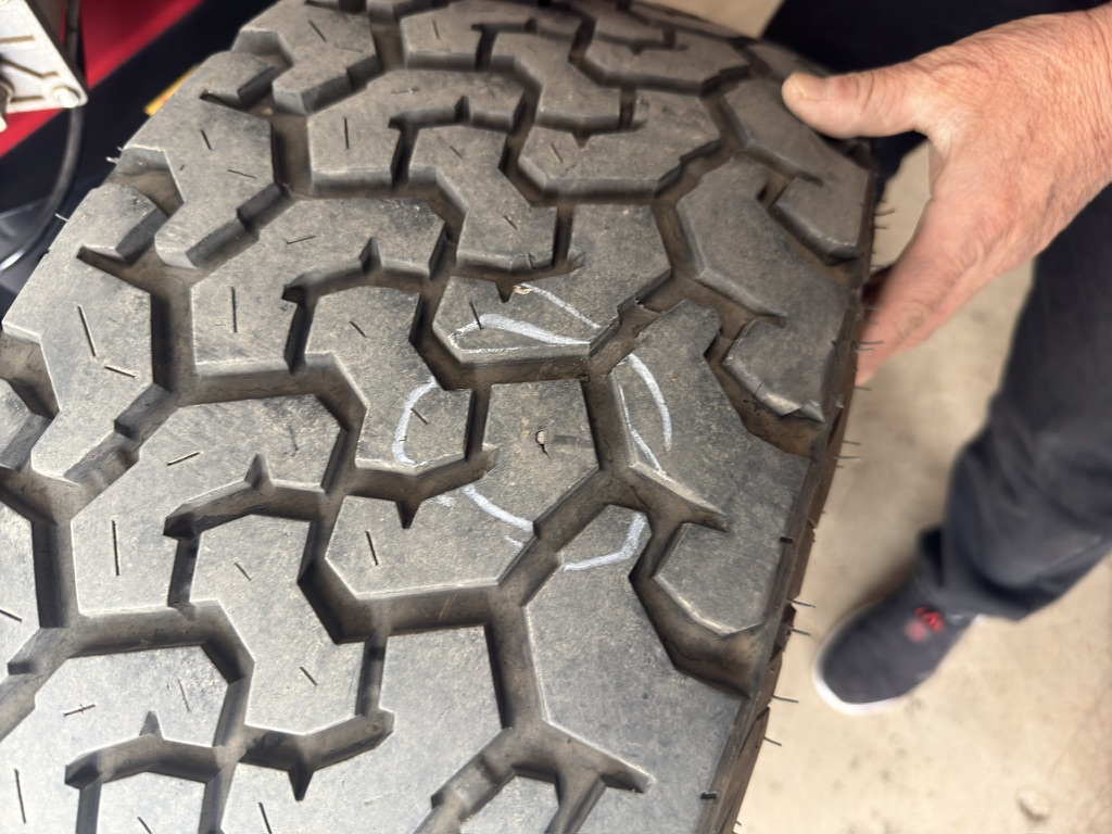 原以为是这个铁片，但取出来很小一块，根本扎不穿 AT 胎