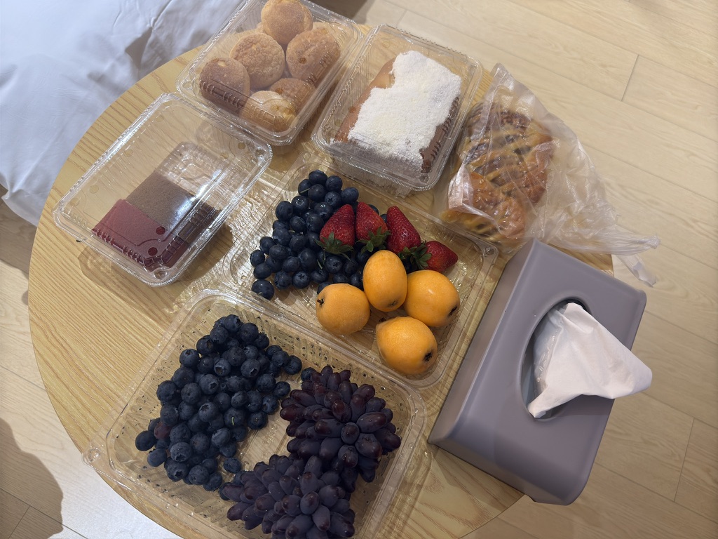 我们斩获了一堆老面包、一堆蓝莓和葡萄，回酒店看电视