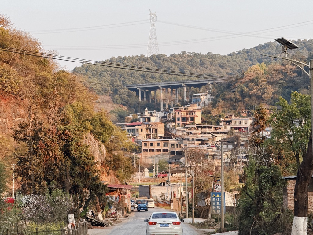 这段路的村庄名字都颇为奇怪：戈利白，以泥斯