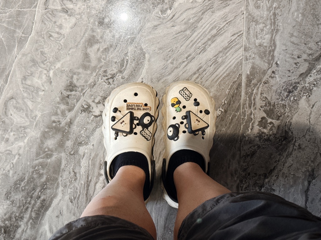 合并了两只鞋子咕出来的洞洞鞋