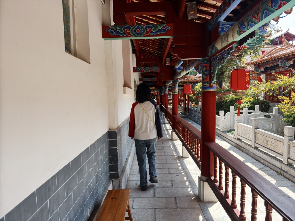 跟着服务员穿过走廊