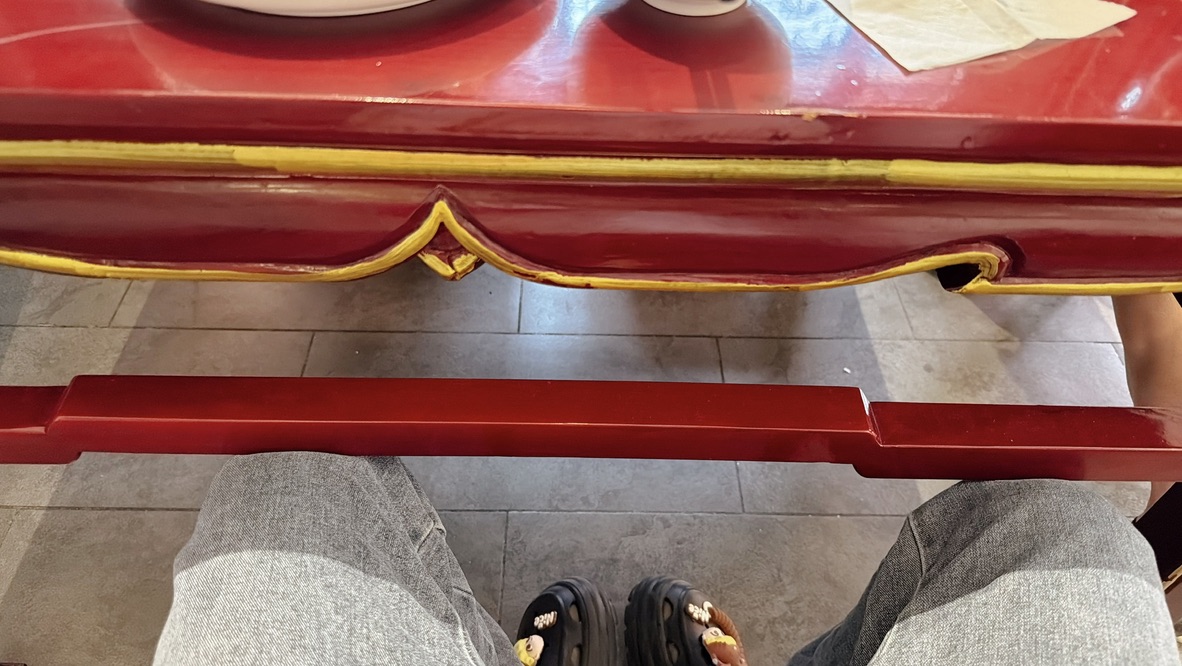 又双叒叕是这种桌子，我对云南这一点真是无语透了