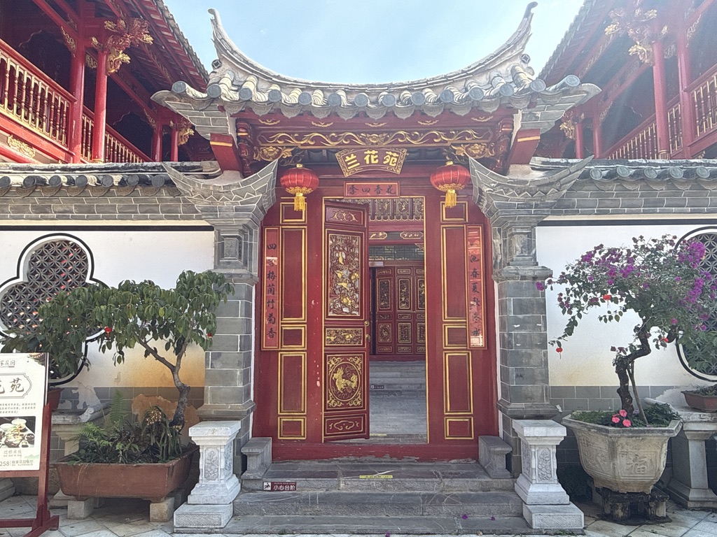 这里的包厢不是包厢而是包小楼小院