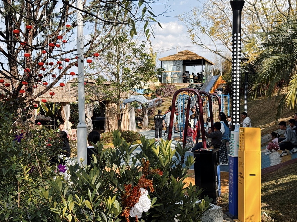 烧烤店里还有各种孩子玩的地方