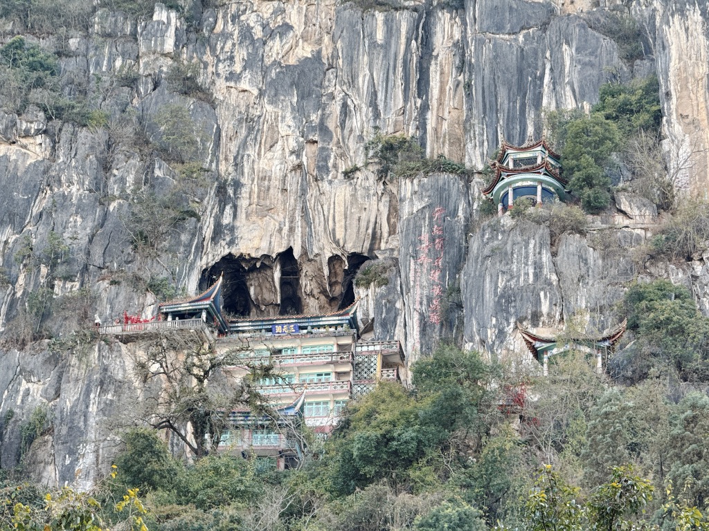 远远地从山下看半山腰的天然洞穴三元洞，已经颇具不凡之态，我们就是要爬到这里