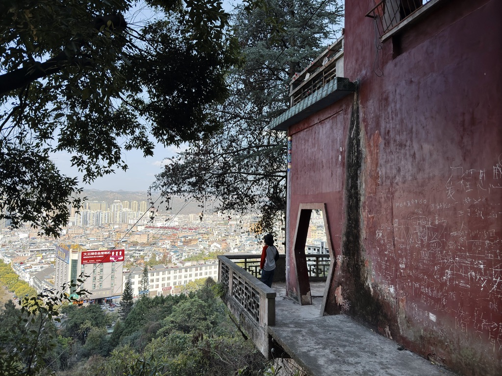 半路上的小楼，已经可以站在这里眺望文山市了