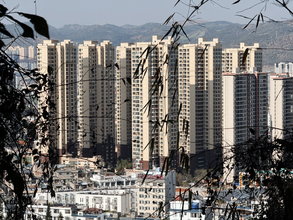 站在这里往城市里看，忽然感觉自己在太平山步道俯瞰香港。