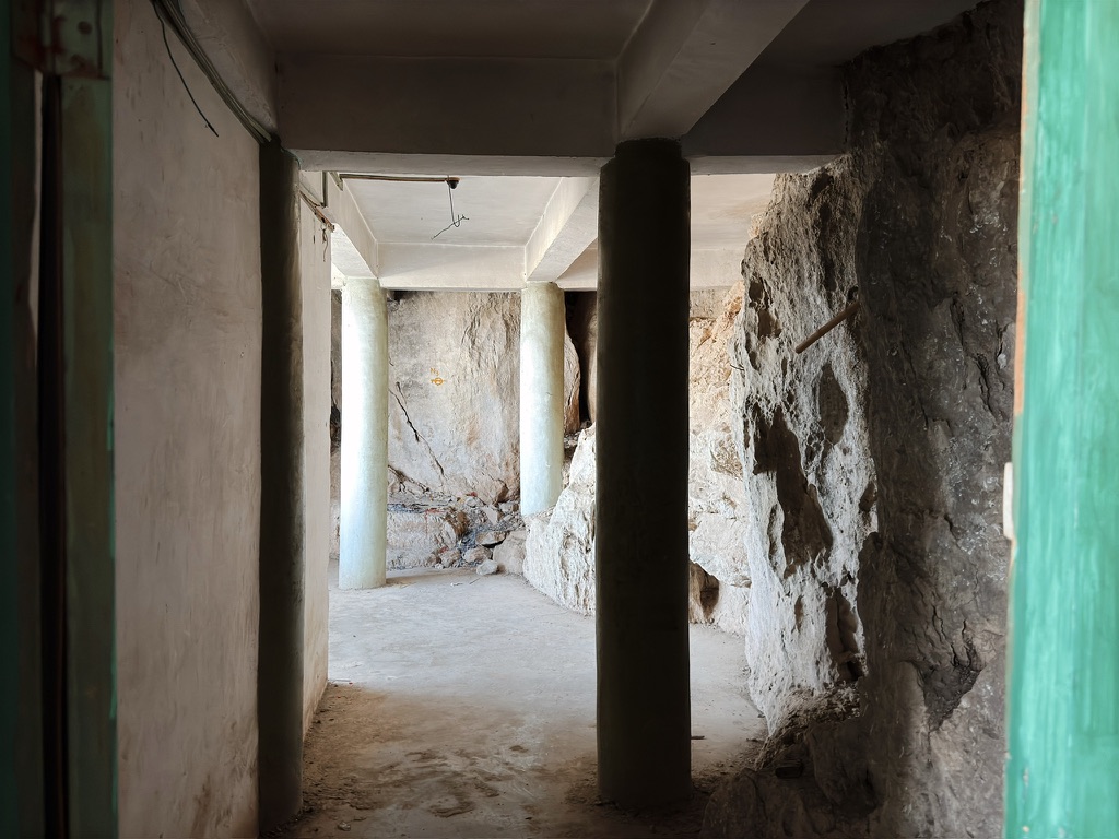 半山腰建筑的支撑柱