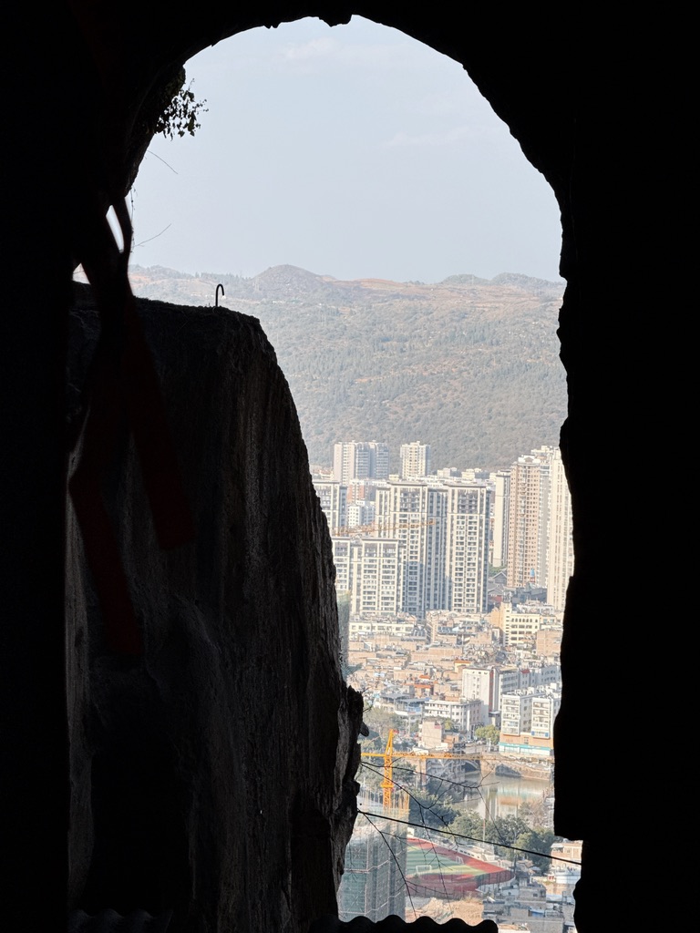 从洞中看外面的城市