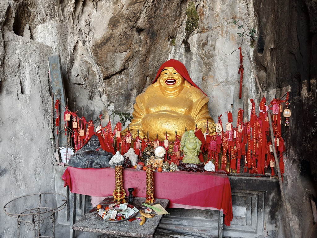 该说不说这尊弥勒佛造的有点像艾尔登法环里的神皮使者了