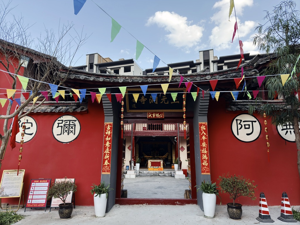 这圆圈字体装饰还蛮有设计感