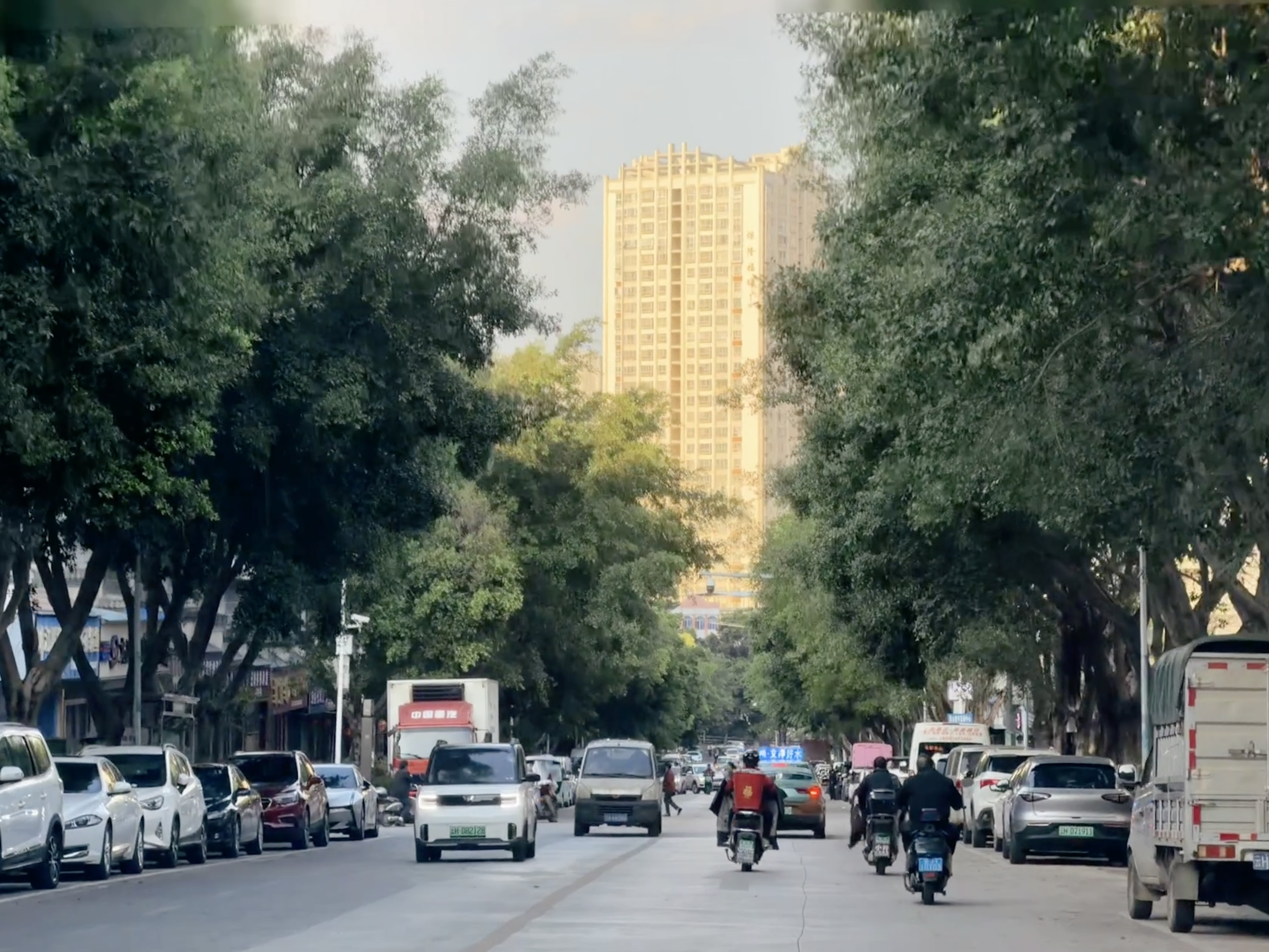 被夕阳照亮的金色大楼