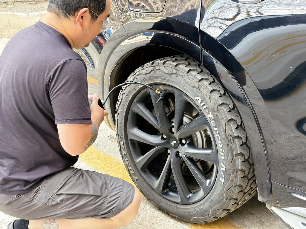 第二天起来，右后胎压再次掉了 0.4，先打气，再出发