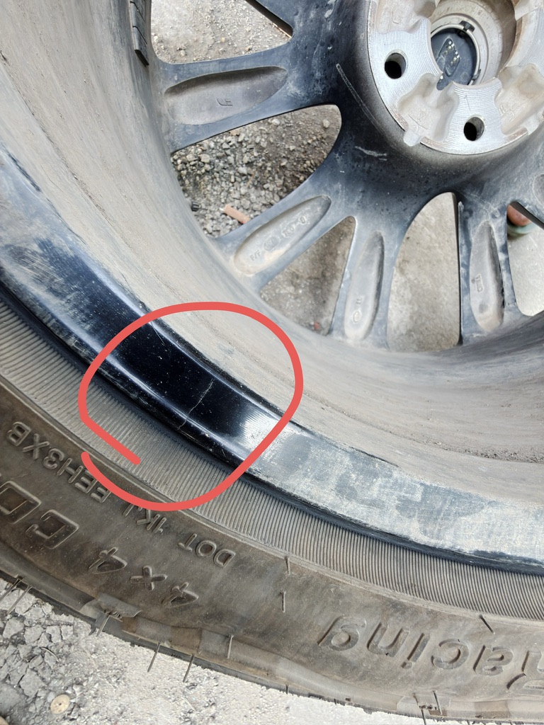 维修之时已经比初次发现的时候裂痕深了不少，只是刚发现的时候没拍照