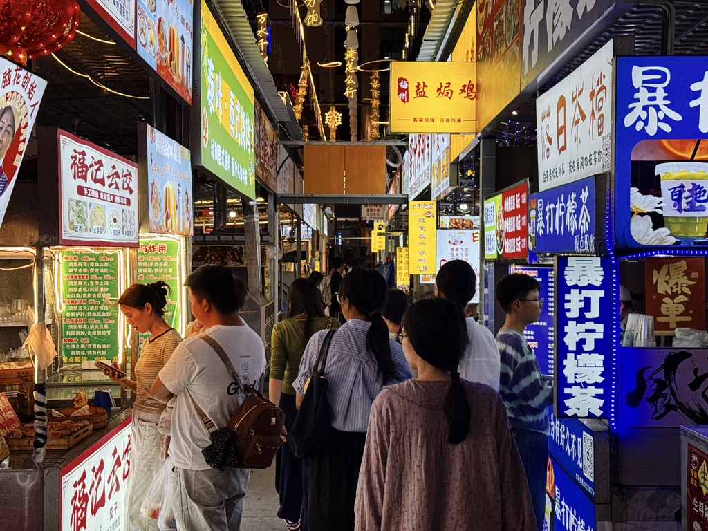 热热闹闹的万景城夜市