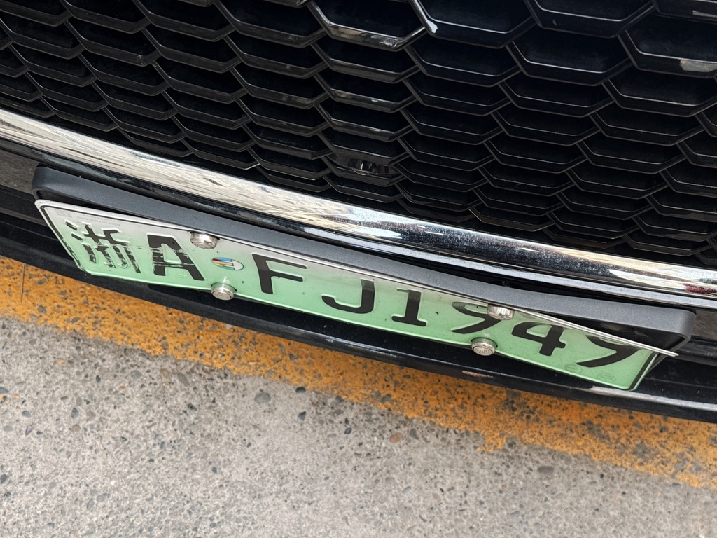 饱经风霜的车牌