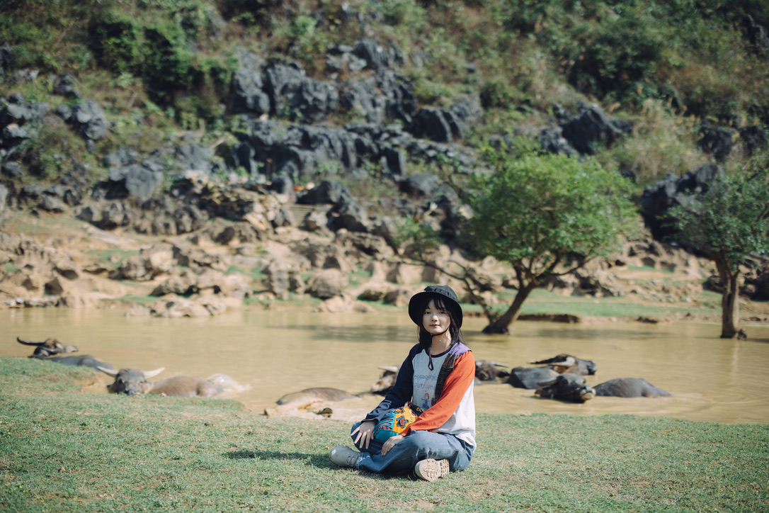 恙儿和洗澡的水牛们