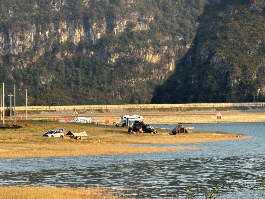 渠洋湖湖边露营的