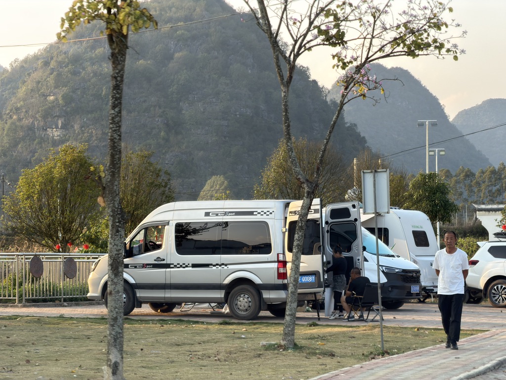 岜旗村停车场露营的