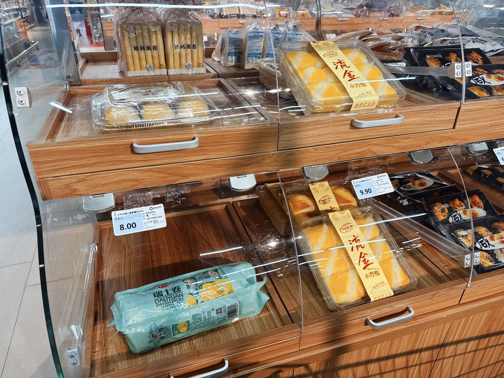 这样带精致滑轨的鲜蛋糕货架，里面放的却是袋装蛋糕，这就是十八线吗