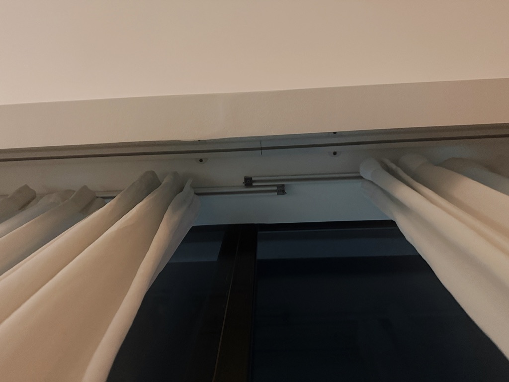 这里的纱帘轨道真是动了脑子的，表扬一下