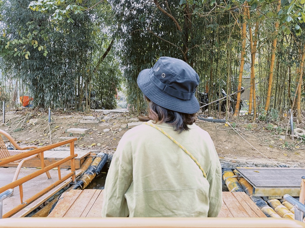 上船准备后退出港！