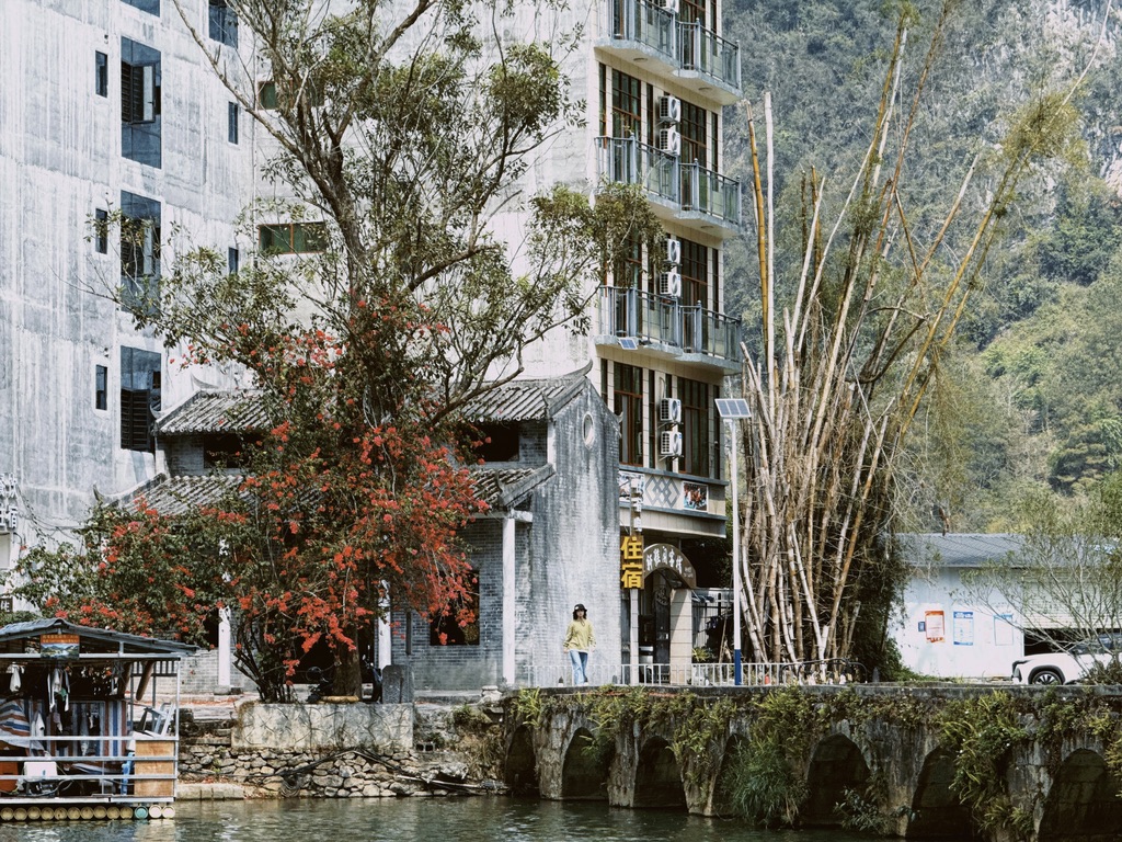 从石桥上走过的恙