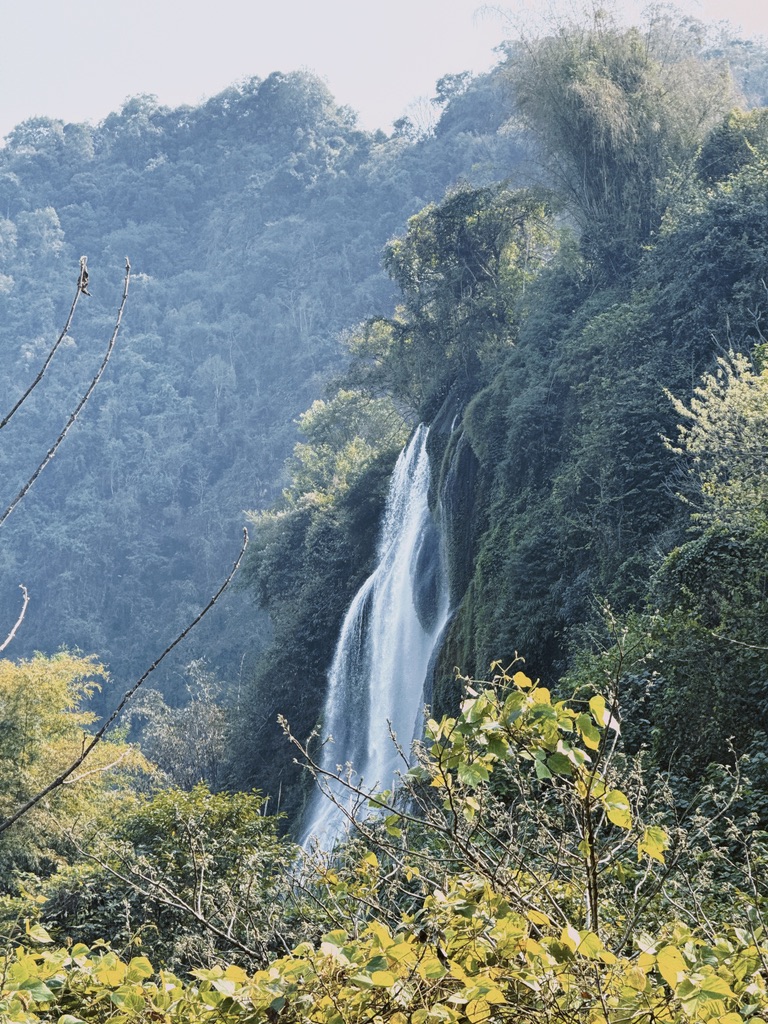远看三叠岭瀑布