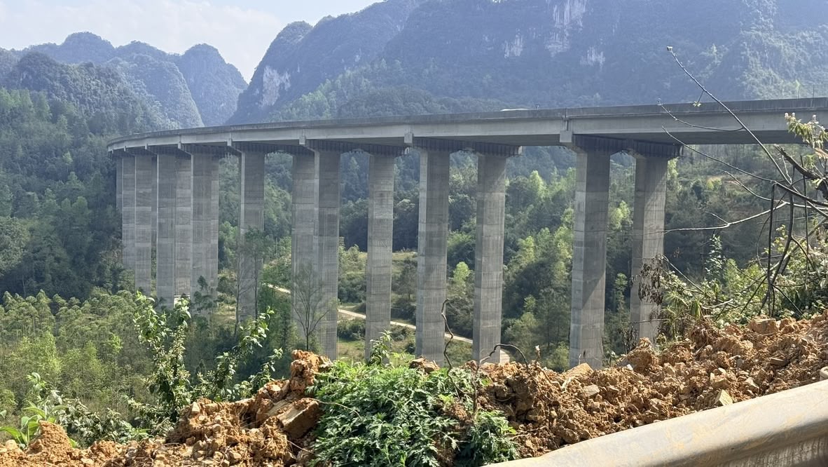 我们走这条高速来，从边上的乡道回