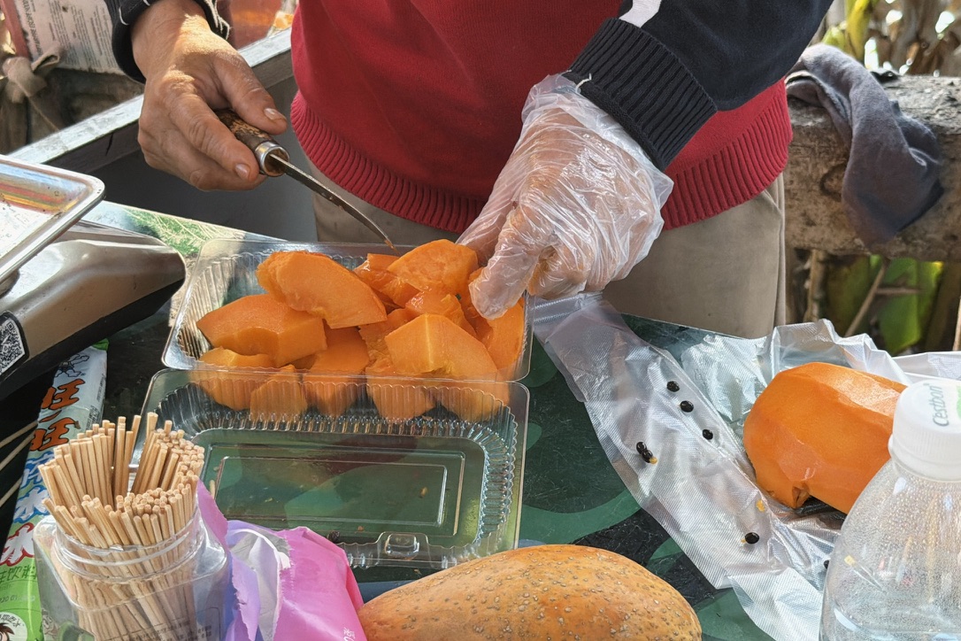 把车停在一个桥边,这边有人在卖木瓜