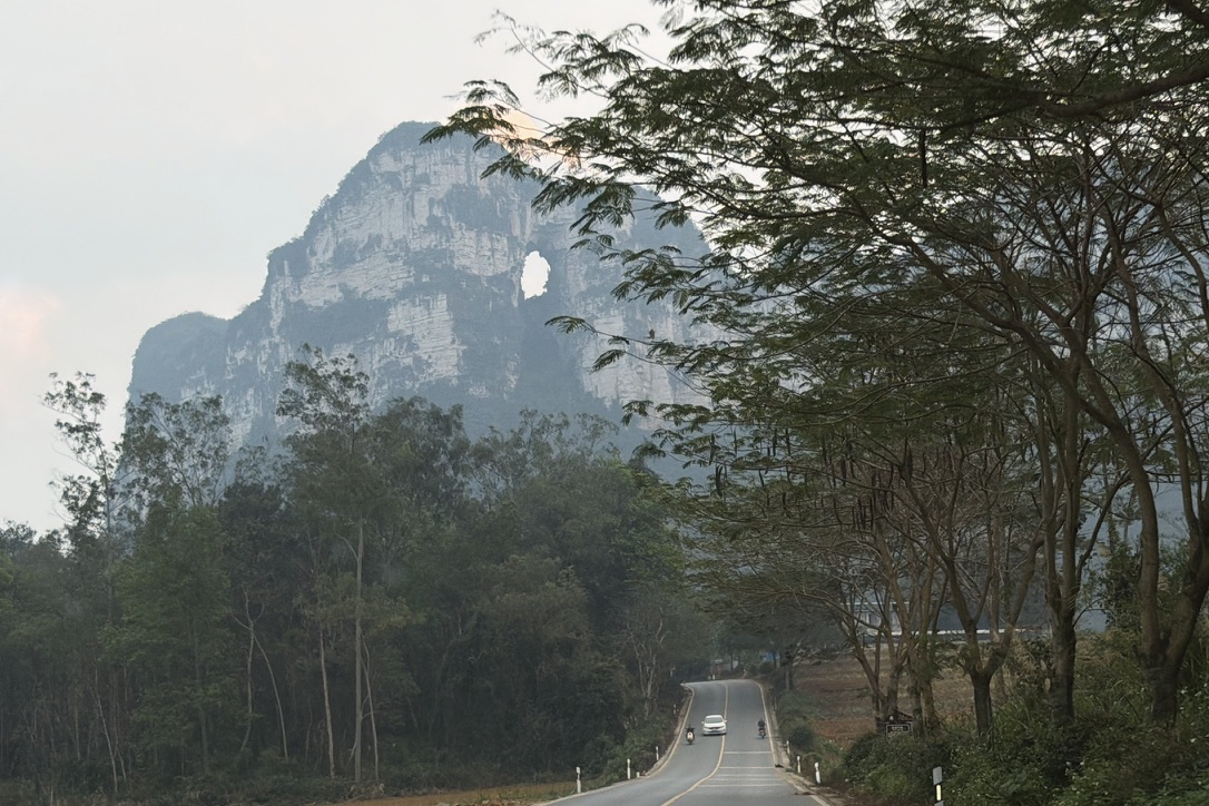 路上遇到的喀斯特山洞