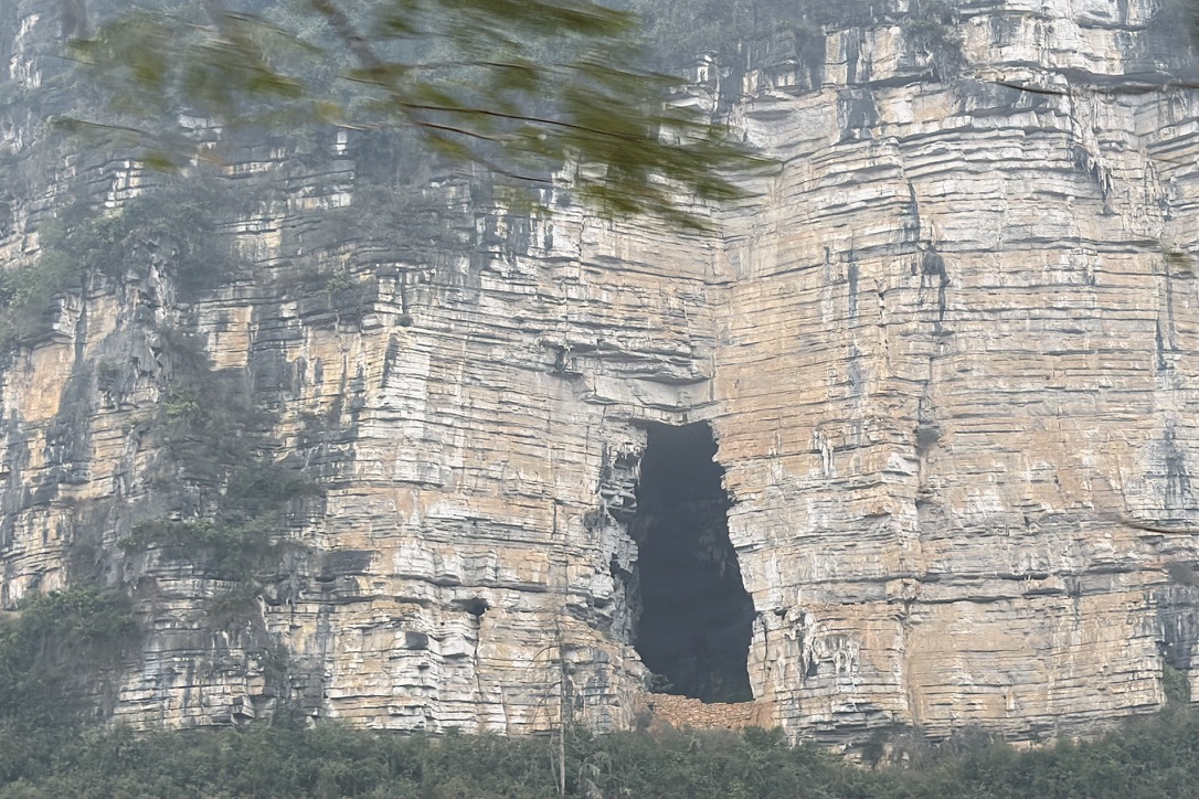 巨大的穿洞不止一个