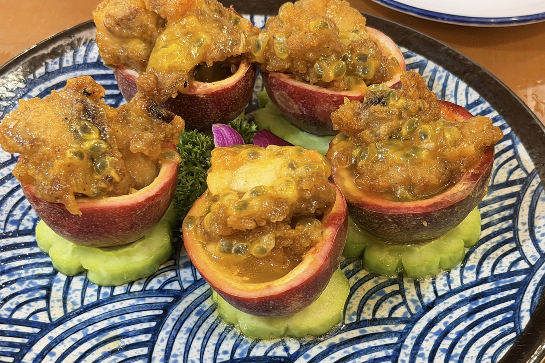 百香果排骨,底下垫着的苦瓜我吃着都觉得挺清香的