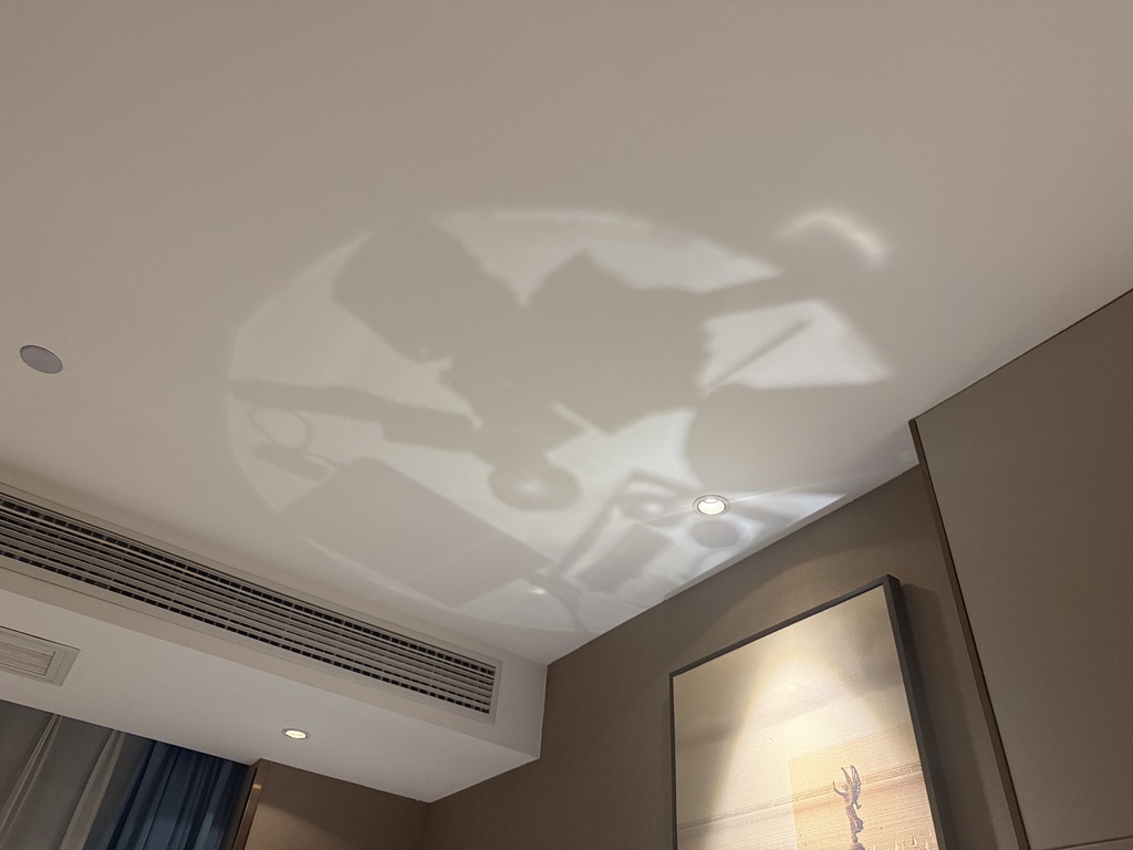 放在玻璃桌上的东西被射灯反射回屋顶,有趣