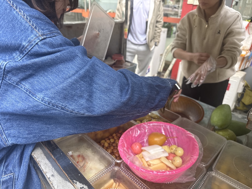 下午四点专门跑去一家酸野摊位,这也是俺第一次吃酸野,确实没想到水果这么吃来还蛮好吃的。