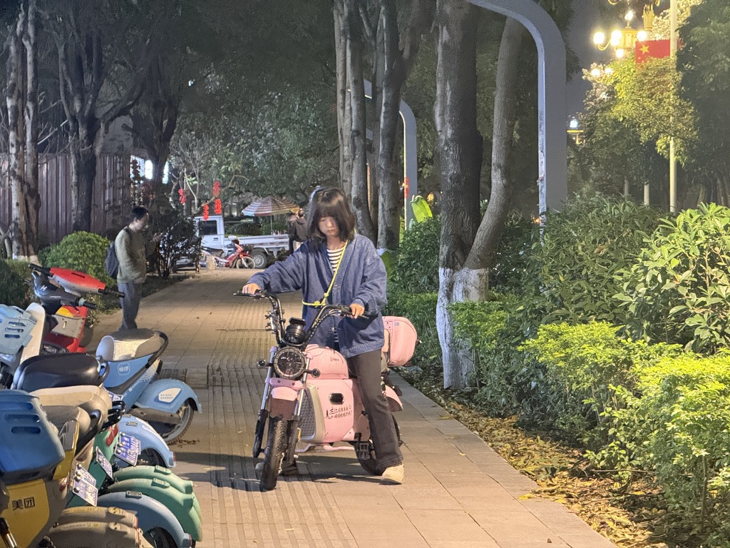 一开始没有点亮车子而嘟嘟嘴的恙