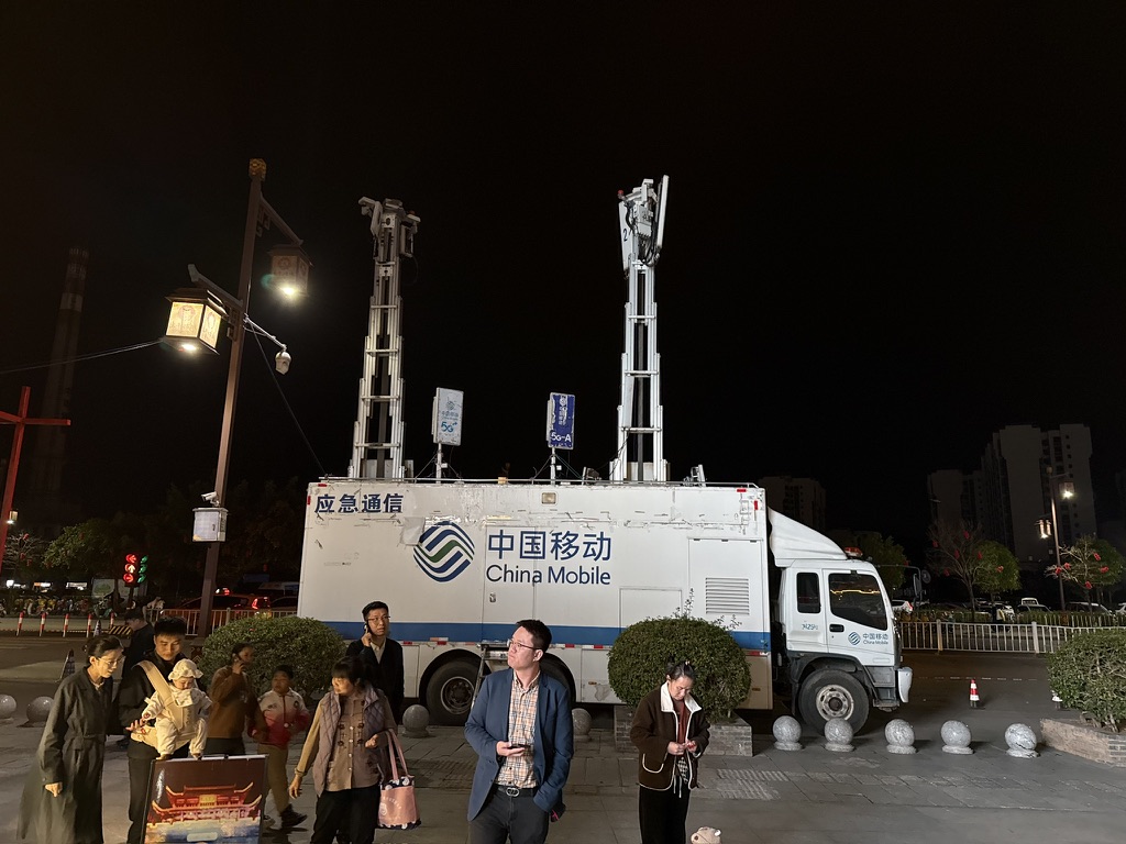 为了支持今晚的活动,边上有应急通讯车