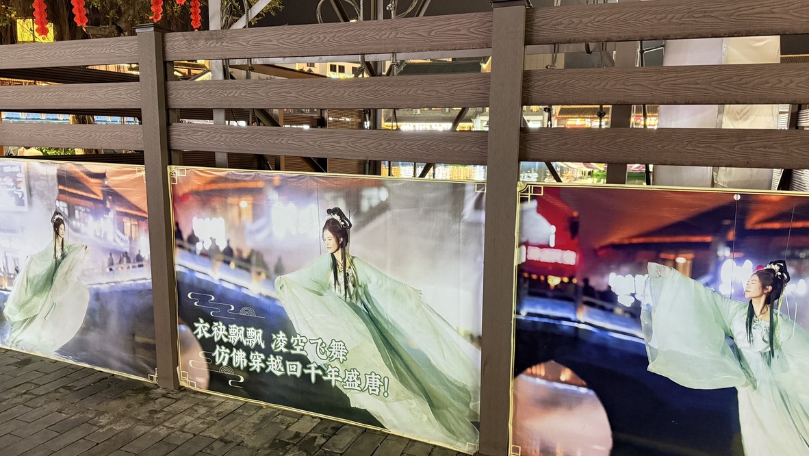 古城里还有一些离谱的项目,比如吊威亚