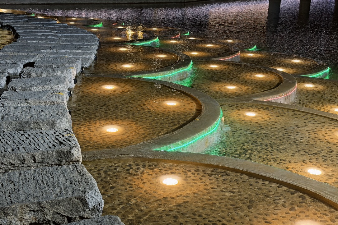 古城里也有一个鱼鳞坝,不过这里的水是从底部抽上来的,纯粹人工鱼鳞坝,有点费电