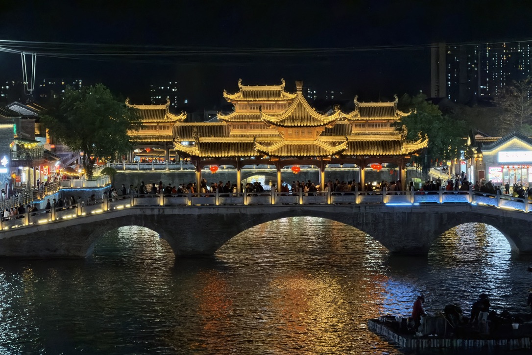 看表演的人群挤满了桥