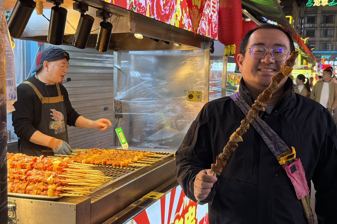 第一次遇到这么长的大肉串，10 块钱一串，第二次见到它的时候就在三亚且卖 20 元一串了。