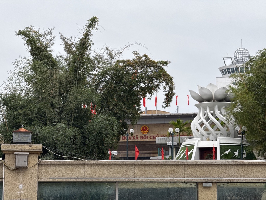 对面的越南国门被树挡着，看得不是很全