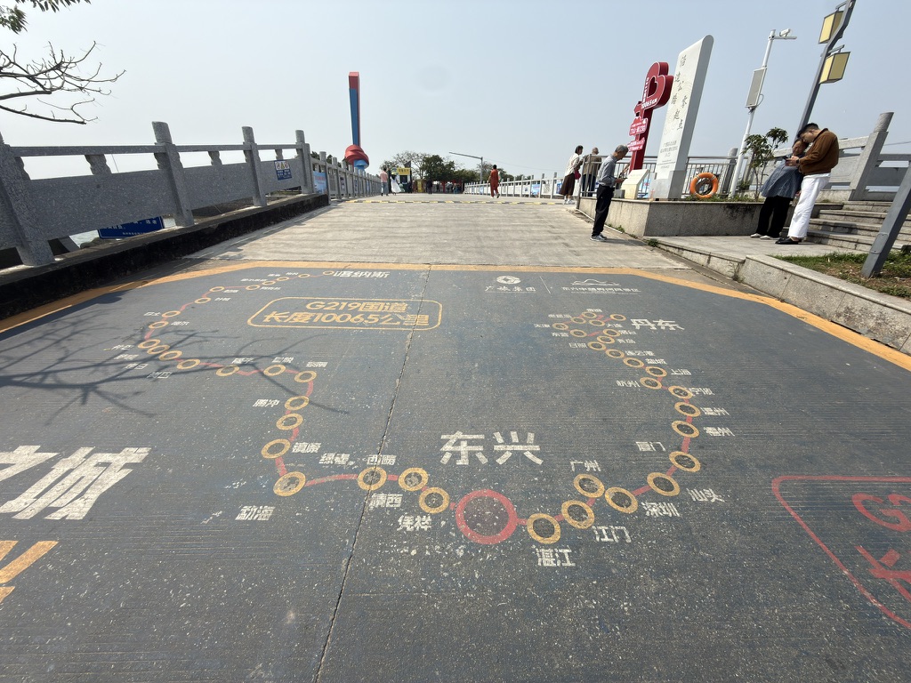 不妨夸下海口，来这里拍照打卡的，很少有像我们这样真正走完 228 和 219 的