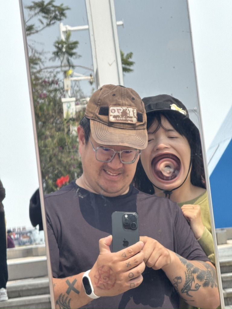 海边广场路灯的灯柱是镜面的