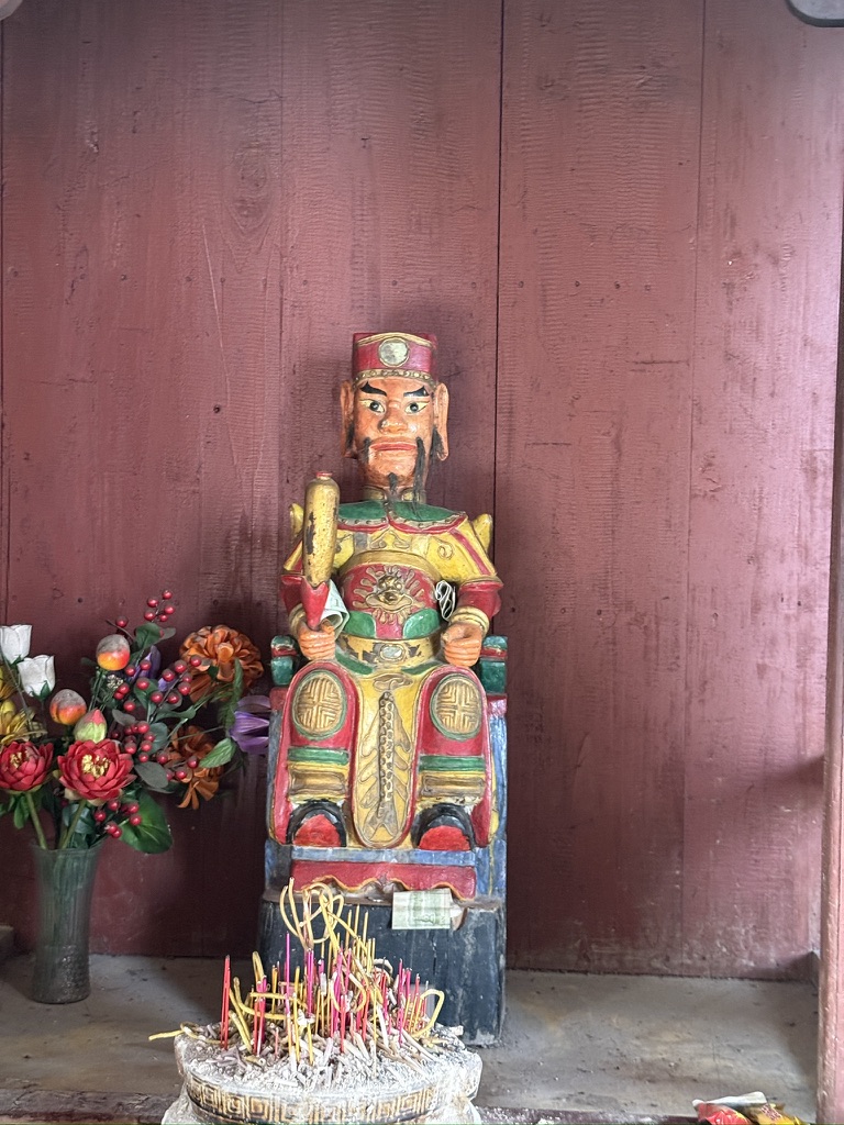 海边的三圣宫，里面的木雕神像颇有风格
