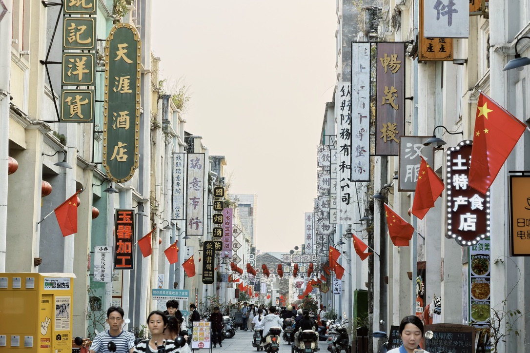 这条老街确实很有民国老街的味儿，不过图中的招牌全部都是装饰品，假的。