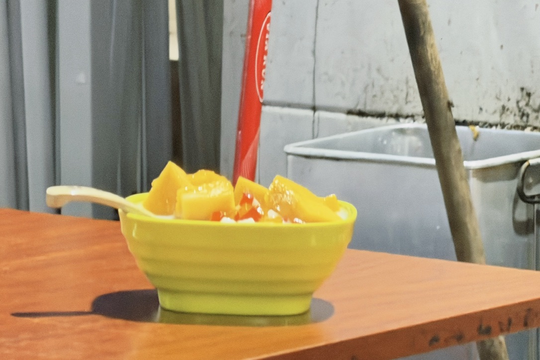 旁边桌子小孩哥一整碗的芒果。