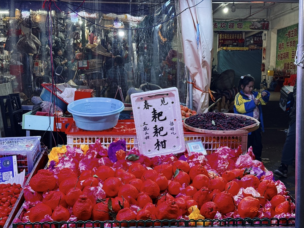 这个市场的水果摊上摆着的报价牌，我们怀疑都是一个人写的，毛笔字相当好看。