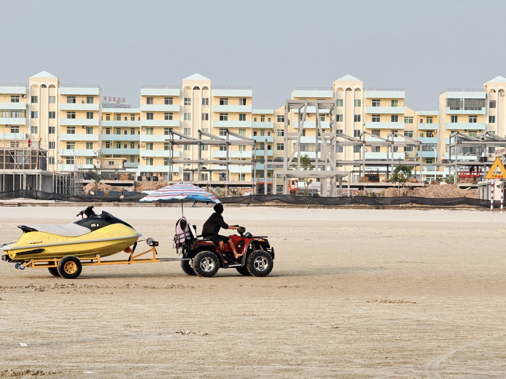 下午5点半，海滩上的摩托艇等项目都已经开始收摊了。